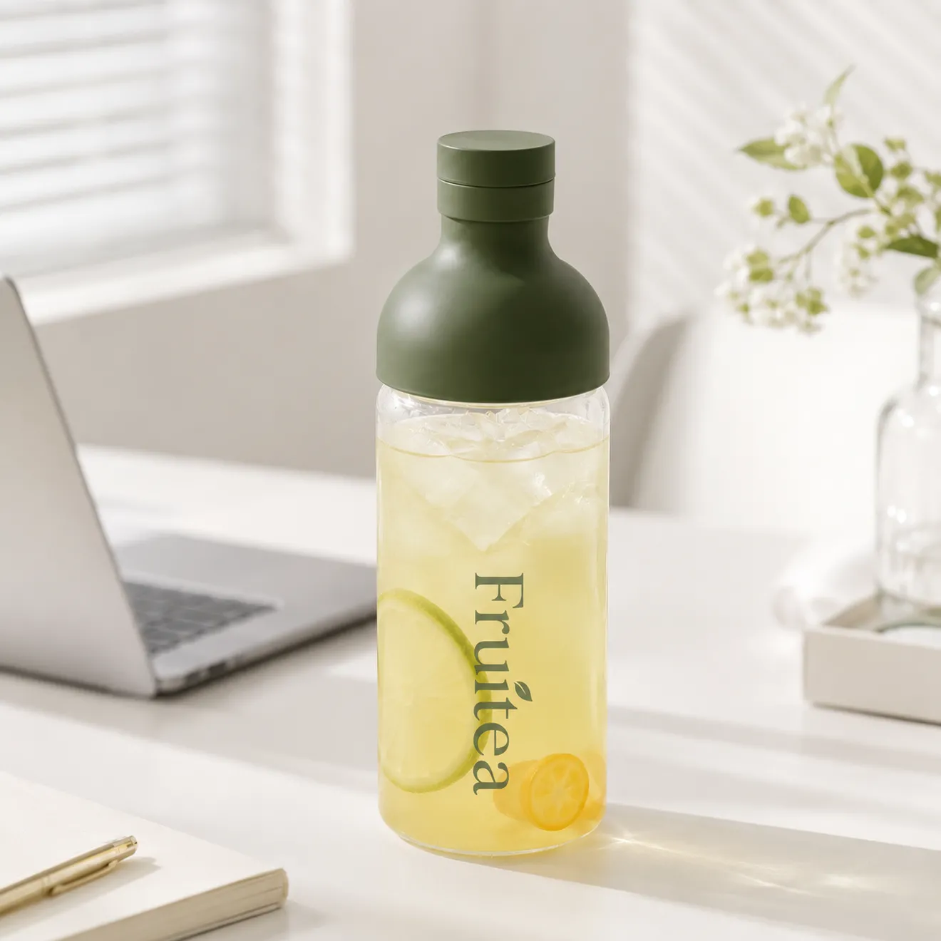 裝有檸檬與小柑橘果乾水的 FRUITEA 綠蓋冷萃瓶，可依水溫與風味提早取出果乾。