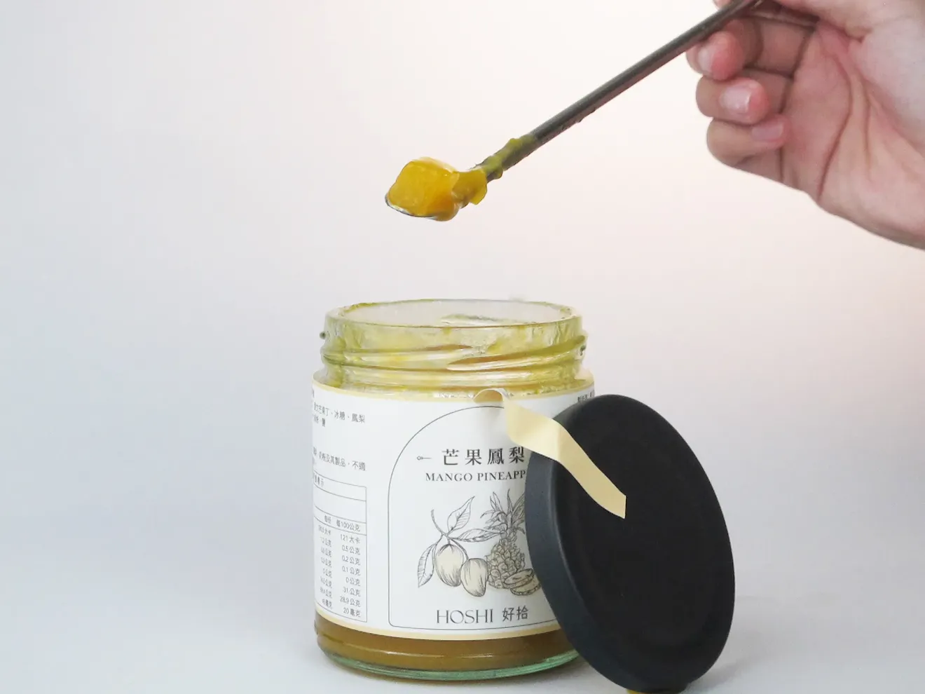 一般的芒果果醬多以單一品種製作，好拾芒果鳳梨果醬則選用兩種風味不同的芒果，再加入鳳梨果丁，讓果香更具層次。