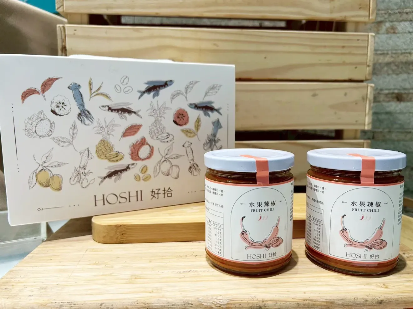 好拾水果辣椒醬的特色，在於「先果香、後微辣」的味覺層次。鳳梨與芒果的酸甜滋味先打開味蕾，接著才逐漸感受到辣椒帶來的溫和辛香。